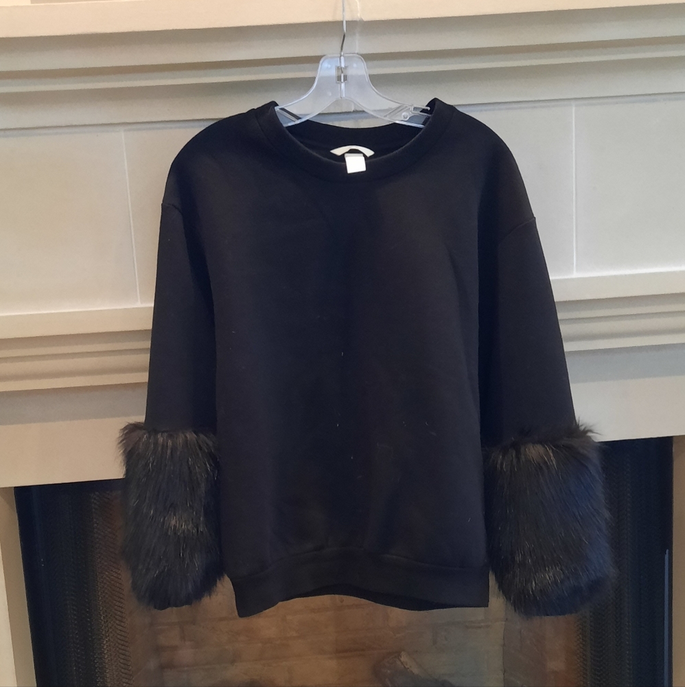 Black Sweatshit with faux fur sleeve
